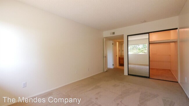 Building Photo - 6884 Hyde Park Dr