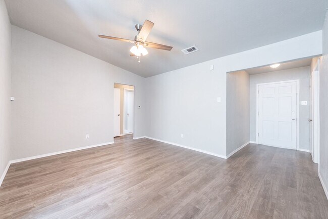 Foto del edificio - Beautifully Updated 3 Bed, 2 Bath Home Ava...