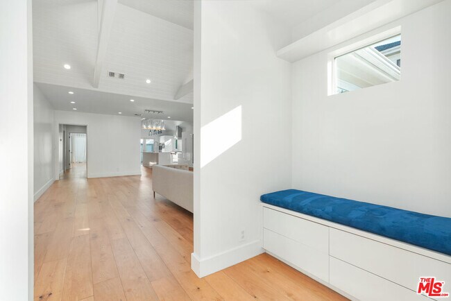 Foto del edificio - 564 N Arden Blvd