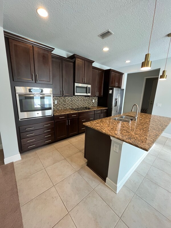 Foto del edificio - 7025 Briar Hill Ct