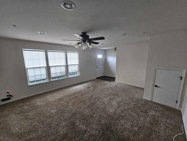 Foto del edificio - 109 Wheatfield Dr