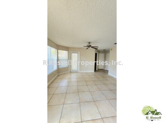 Foto del edificio - Large 1 bedroom 1st floor corner unit cond...