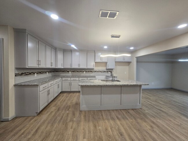 Foto del edificio - Spacious 3/2/2 Home with Modern Finishes a...