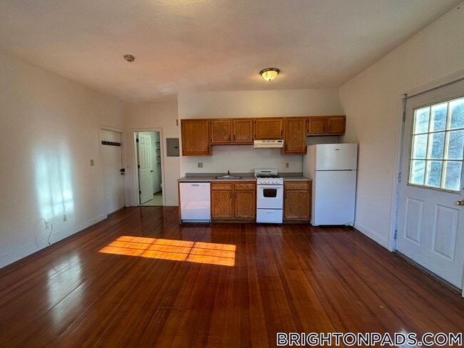 Building Photo - 163 Strathmore Rd