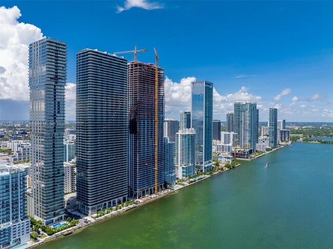 Foto del edificio - 700 NE 24th St