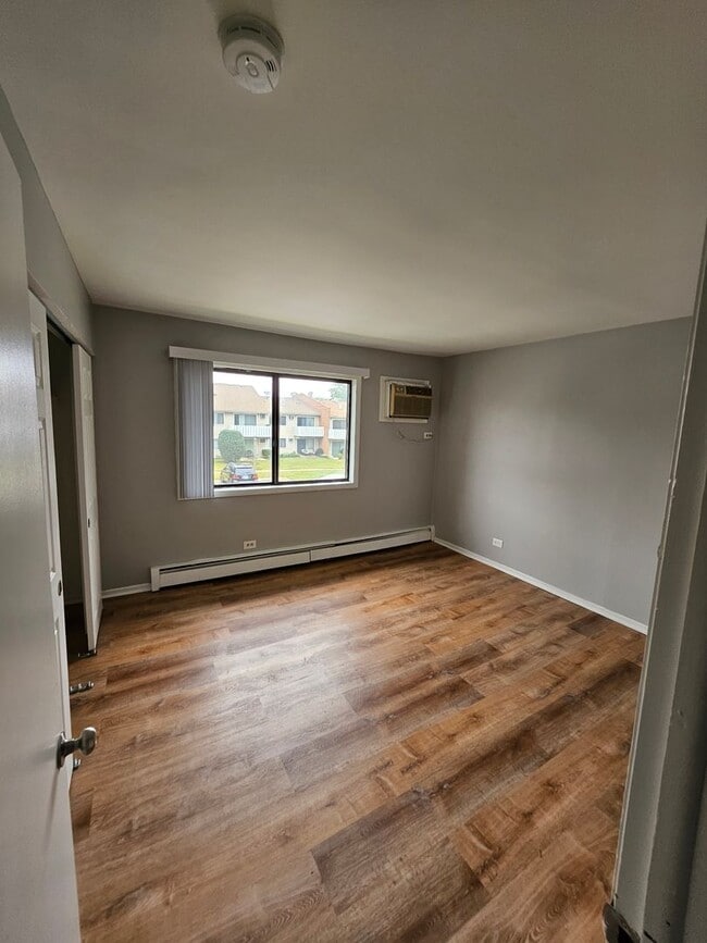 Building Photo - Remodeled 2 bed room 2 bathroom $1650