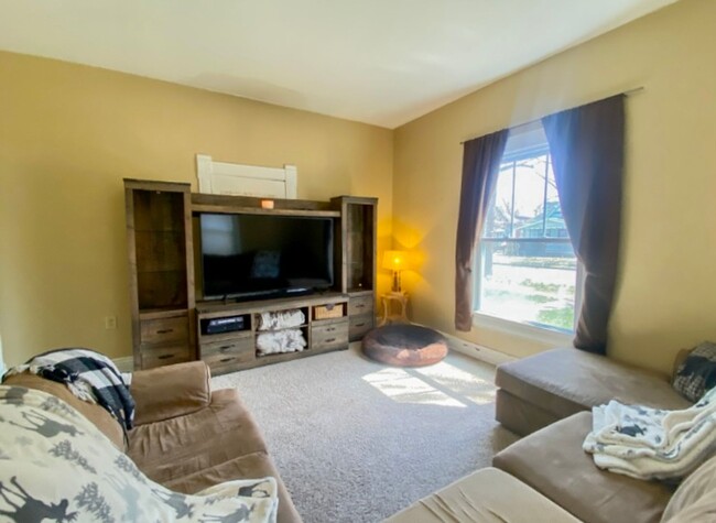 Building Photo - Italian Estates Property Management