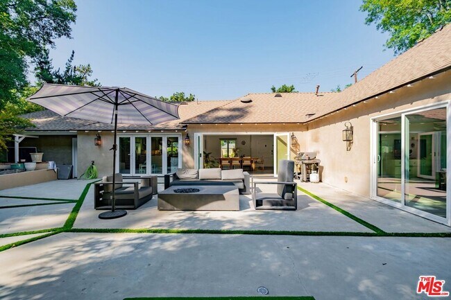 Foto del edificio - 2760 E Glenoaks Blvd