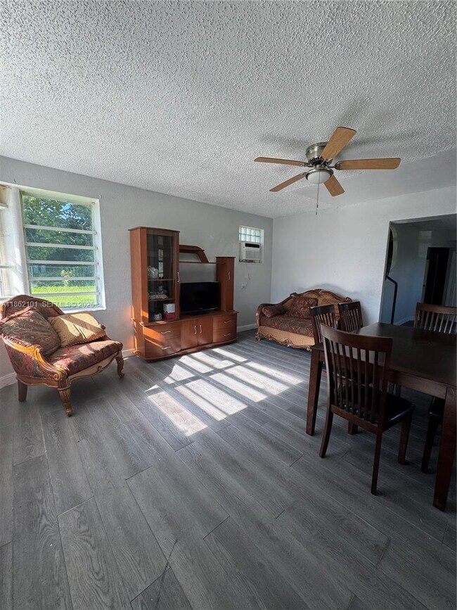 Foto del edificio - 7802 NW 8th Ave