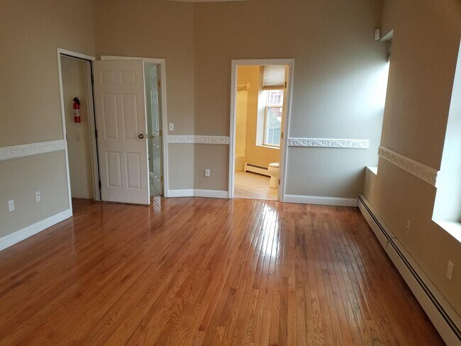 Building Photo - 585 Beech St