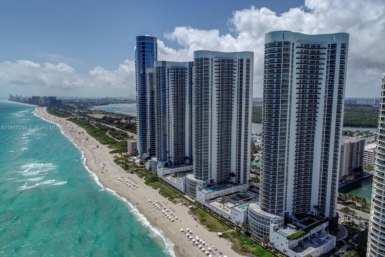 Foto principal - 15901 Collins Ave