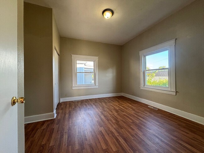 Building Photo - Spacious clean 5 bedroom 2 full bath home ...