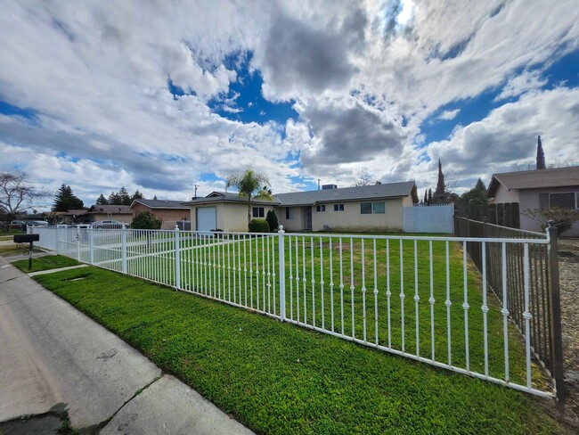 Foto del edificio - Charming 3-Bedroom Home in SW Visalia!