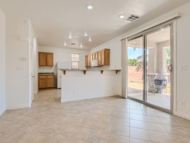 Building Photo - Spacious and open floorplan!