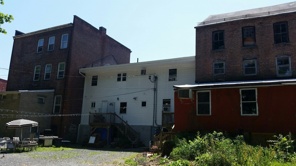Primary Photo - 292-294 Main St