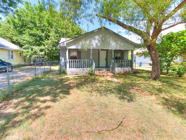 Building Photo - Adorable home in West Tulsa!