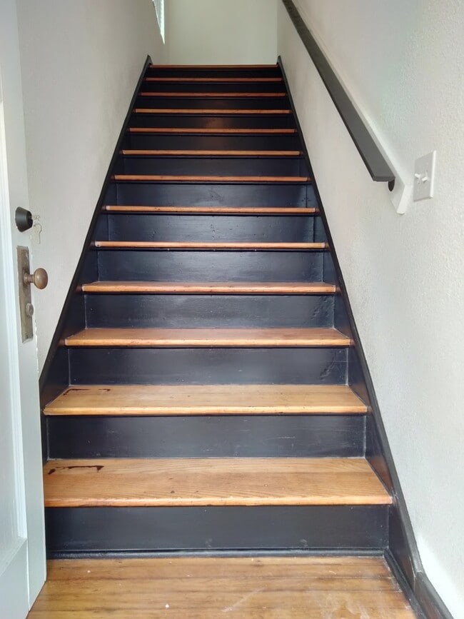 ENTRANCE TO 2ND FLOOR - 424 Seagate Ave