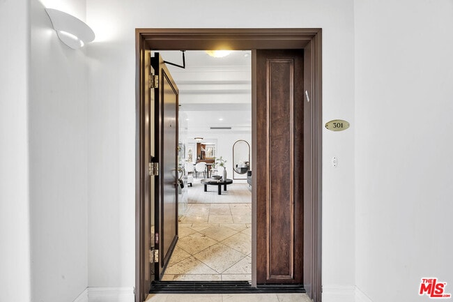 Building Photo - 871 Granville Ave