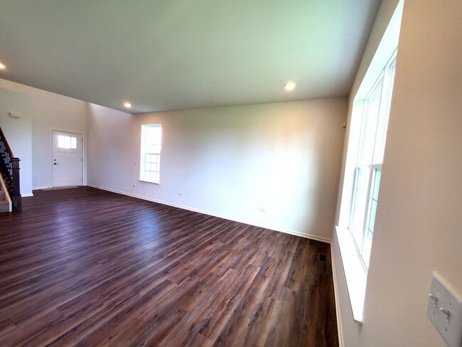 Building Photo - 2br 2.5 bath Townhome only 2 years old.