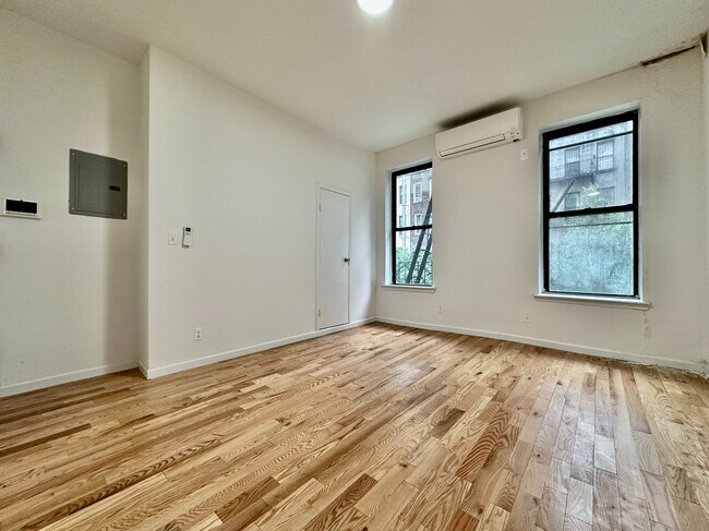 Foto del edificio - 346 W 52nd St