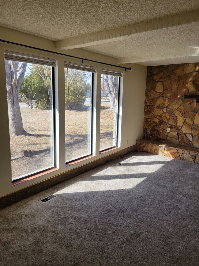 Foto del edificio - Coming Soon! 4 bedroom 2 bath