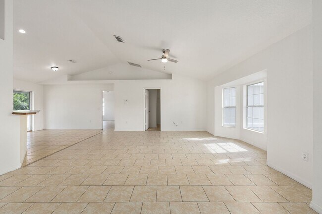 Foto del edificio - Spacious 3-Bedroom Home on an Oversized Lot in Marion Oaks – Modern Comfort with Room to Relax!