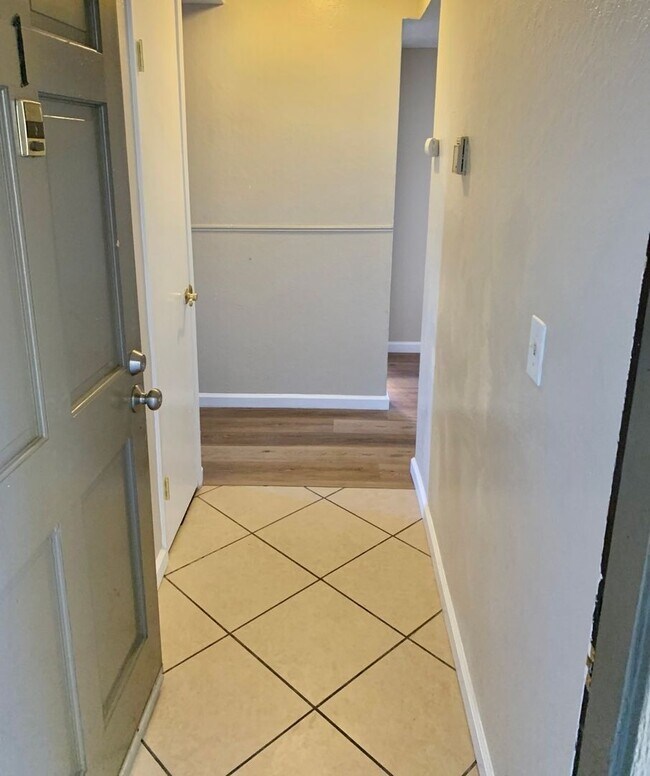 Foto del edificio - 2 Bed 1 Bath Condo in El Sobrante -- COMIN...