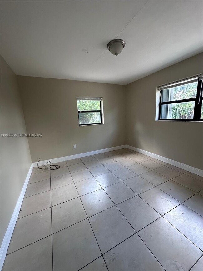 Building Photo - 320 NW 33rd Ave