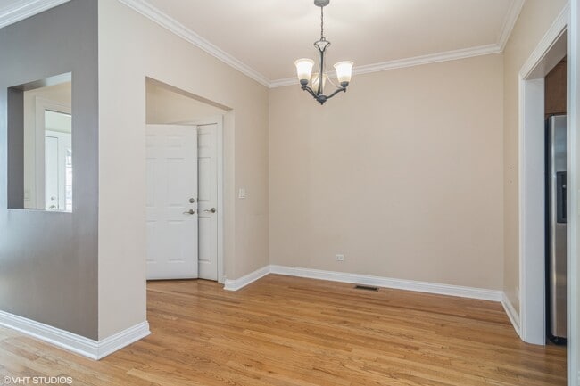 Building Photo - 215 S Evergreen Ave