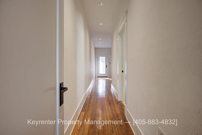 Building Photo - Charming 2-Level Townhouse in Historic Cottage District! HALF OFF A FULL MONTH'S RENT!! Save over...
