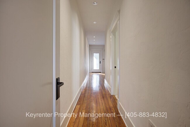 Foto del edificio - Charming 2-Level Townhouse in Historic Cottage District! HALF OFF A FULL MONTH'S RENT!! Save over...