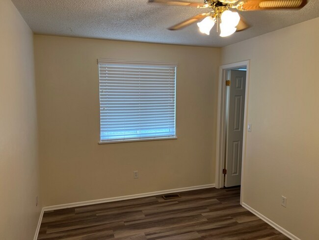 Foto del edificio - Spacious and Charming Lakewood Home with HUGE yard!
