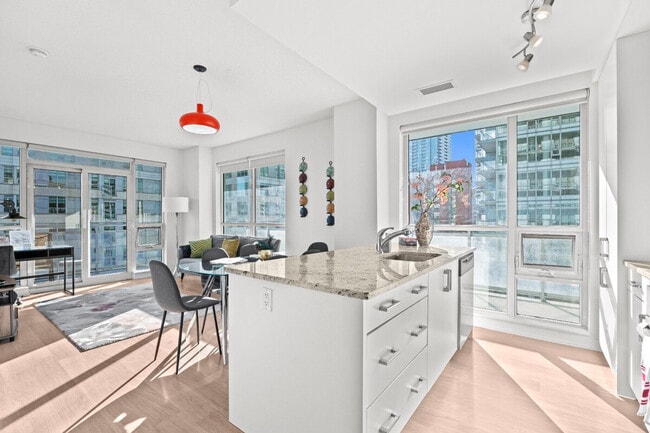 Building Photo - 98 Lillian St