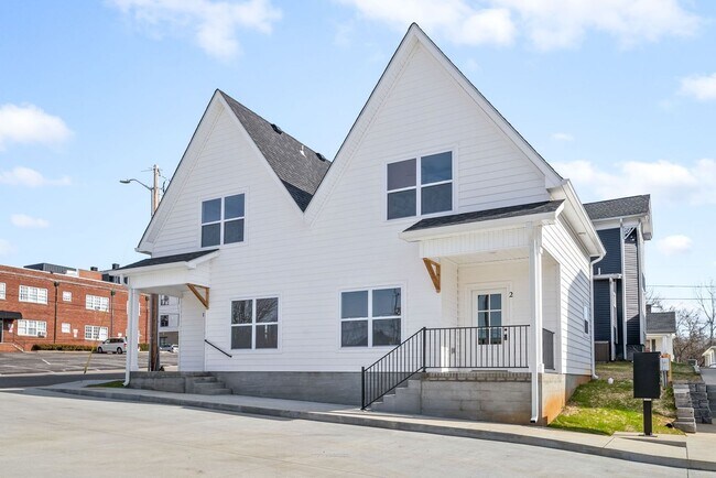 Foto del edificio - 2 Bedroom Townhome For Rent in Historic Downtown Clarksville!