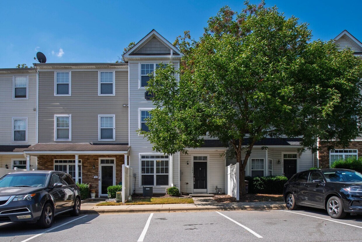 Foto principal - Gorgeous 3BR Townhome with Fresh Updates i...