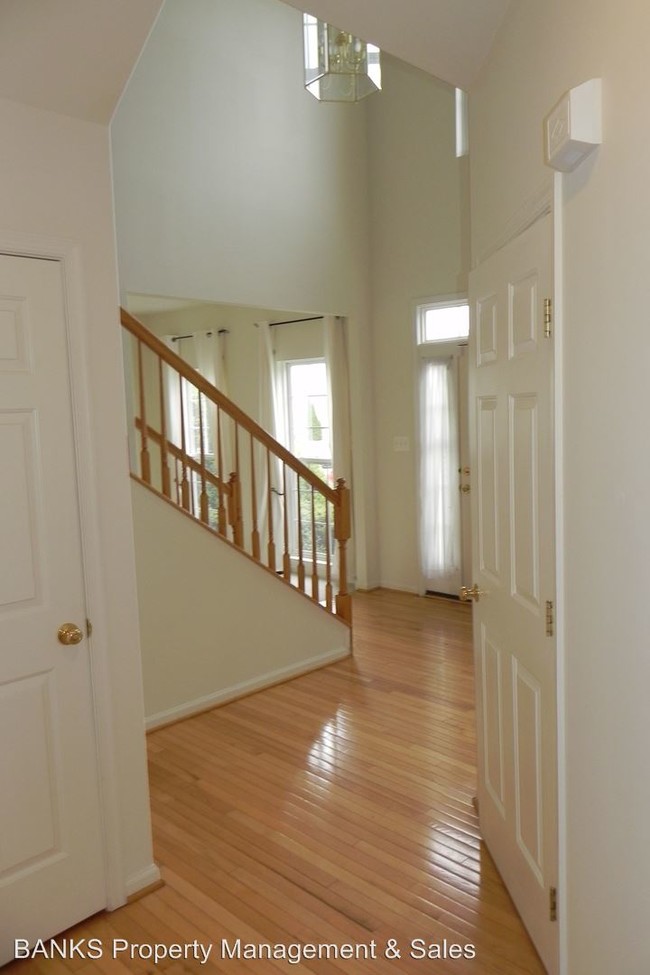 Building Photo - 9602 Laurel Oak Dr