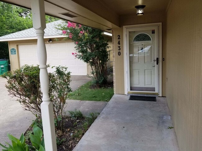 Building Photo - 2430 Lakeview Cir