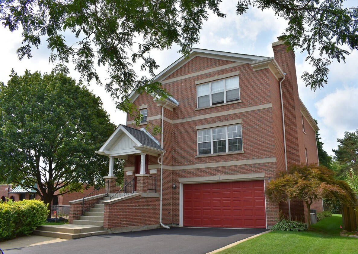 Primary Photo - 1223 E Davis St