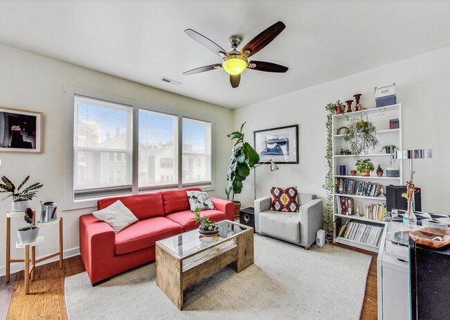 Foto del edificio - 1523 W Augusta Blvd
