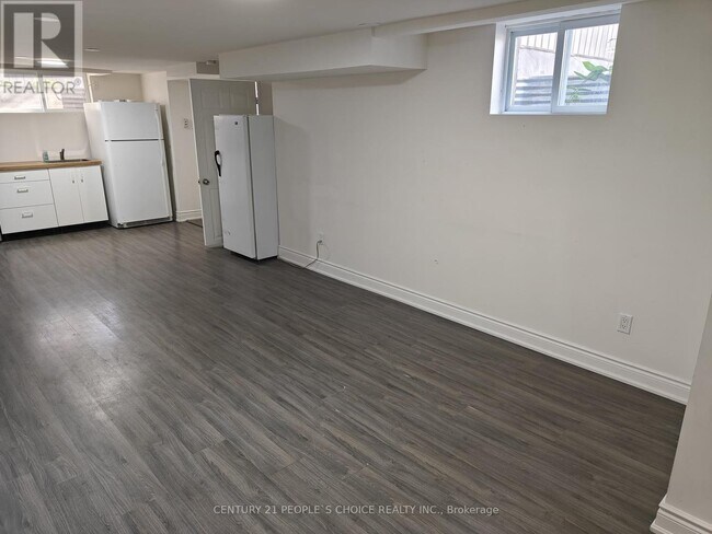 Building Photo - 504 Bader Ave