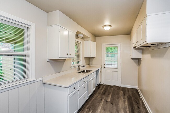 Building Photo - 3158 Mensi St