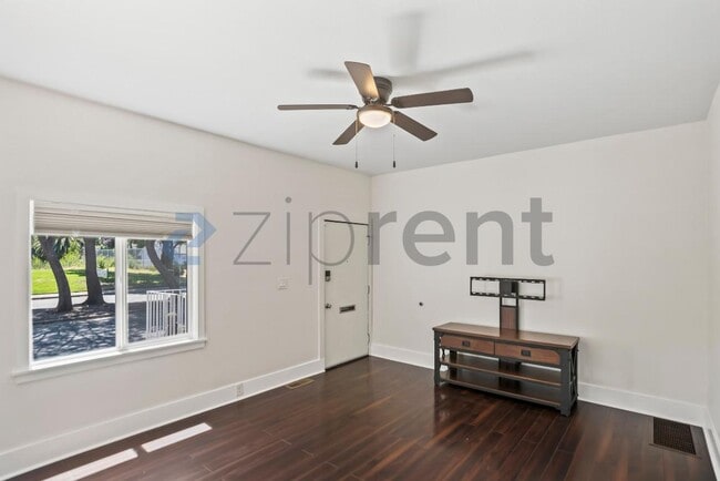 Building Photo - Unit 1104