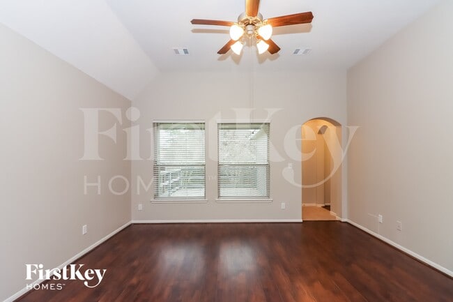 Foto del edificio - 16342 River Wood Ct