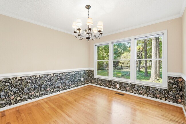 Building Photo - 1424 Brookwood Dr