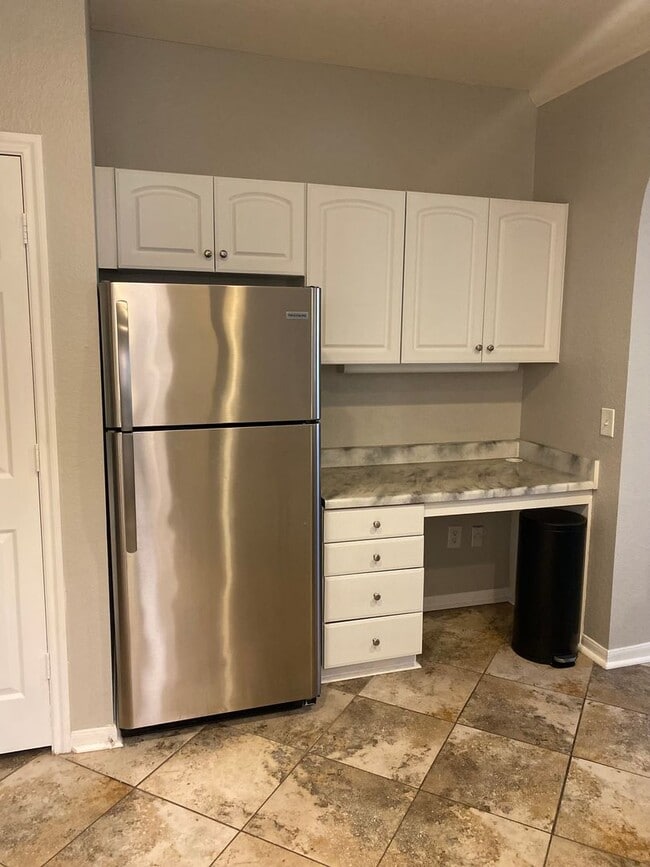 Building Photo - Large Downtown 1 bedroom with Pool View!