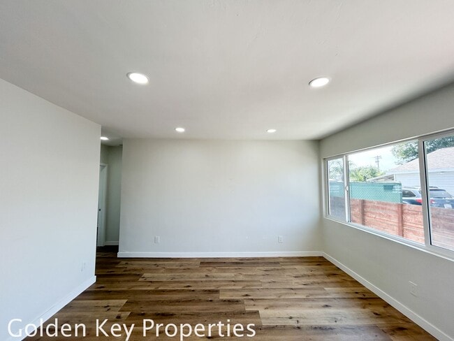 Foto del edificio - Welcome to your beautifully renovated single level attached home in the heart of Oceanside!
