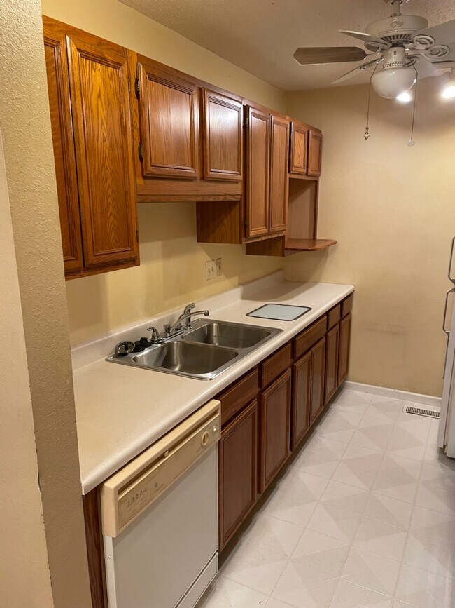 Building Photo - 2645 Villa Park Dr