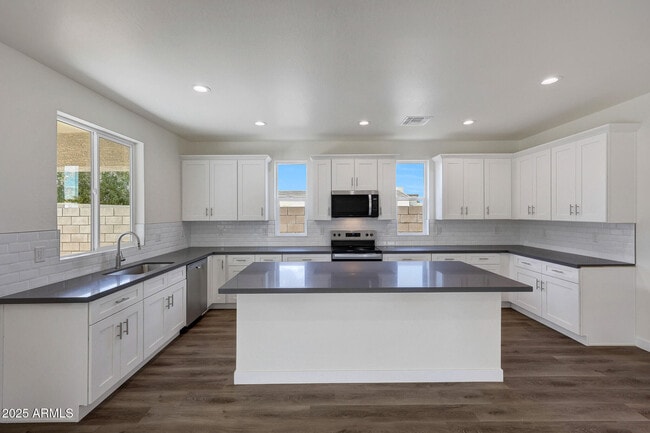 Building Photo - 921 E Desert Ln
