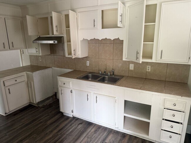 Building Photo - 3645 Lee Dr