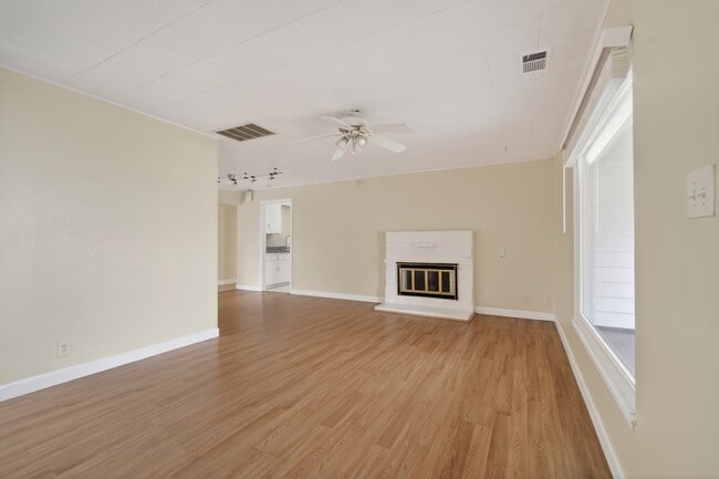 Foto del edificio - 259 Gloria Dr